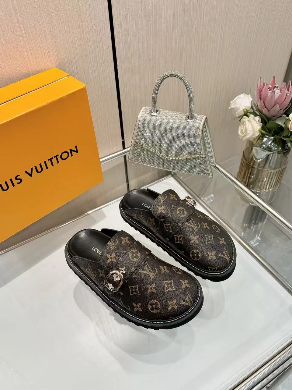 👟👟Ex-factory price 440👟👟 lv's new Baotou half-drag winterbreak comfert flat slippers lv letter and monogram floral embellished leather pattern, with sheepskin lining, suitable for indoor and outdoor wear. The water table is made of high-density foam material, which is light and comfortable. The sole has a certain thickness and the heightening effect is also good! Boutique size:35-46